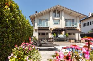 uma casa com um quintal com flores em frente em Villa Birdie Boutique - Adults Only em San Sebastián