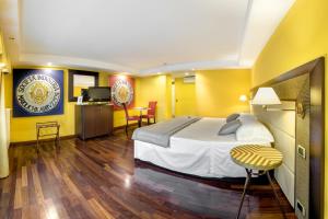 A bed or beds in a room at Hotel Vittoria