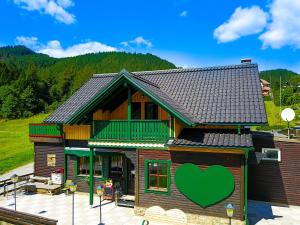 a house with a green heart painted on it at Steirer-Apartment Semmering in Semmering