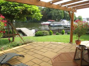 a patio with a marina and boats in the water at Ferienwohnung Rohrwallinsel Köpenick in Berlin