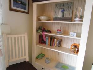 a book shelf in a room with books at Ferienwohnungen am Wald in Lieser
