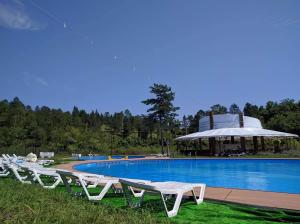 Bazén v ubytování Lakeside Green Balcony Home nebo v jeho okolí