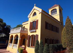 um edifício amarelo com uma torre de relógio em cima em Apartamento en Salou em Salou