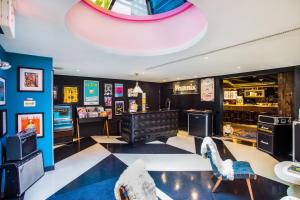 Uma área de estar em The Verb Hotel