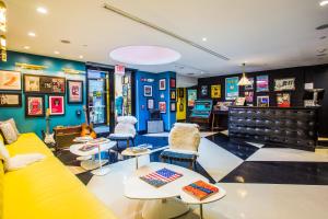 Uma área de estar em The Verb Hotel