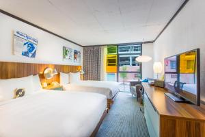 Uma cama ou camas num quarto em The Verb Hotel