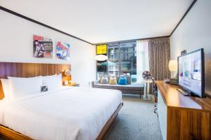 Uma televisão e/ou sistema de entretenimento em The Verb Hotel