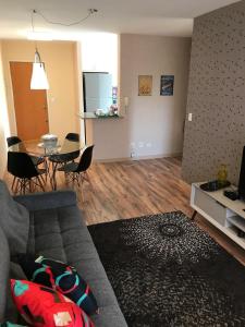 a living room with a couch and a table at Charmoso Apartamento no Bairro Jardim in Santo André