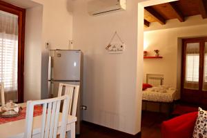 eine Küche mit einem Kühlschrank und einem Esszimmer in der Unterkunft La Casetta di Clara in Palermo