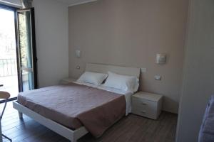 カタンツァーロ・リドにあるLvresidence Roccellettaのベッドルーム(大型ベッド1台、窓付)