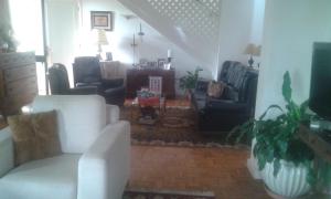 アングラ・ド・エロイーズモにあるVivenda Cinco Reisのリビングルーム(ソファ、椅子、テレビ付)