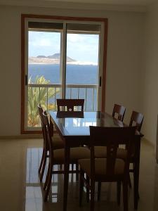 stół jadalny i krzesła z widokiem na ocean w obiekcie Apartamento mirador del Mar w mieście Las Palmas de Gran Canaria