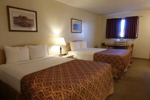 Un pat sau paturi într-o cameră la Armada Inn Motel