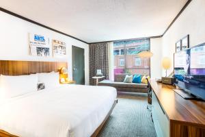 Uma cama ou camas num quarto em The Verb Hotel