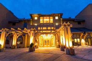 una vista exterior de un edificio con un arco de madera en The Lodge at Columbia Point, en Richland