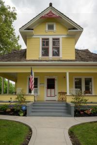 a yellow house with a flag in front of it at Poppy Sister Inn in Lodi