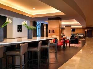 a hotel lobby with a bar with stools at Hyatt Regency Bellevue in Bellevue