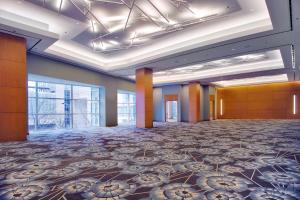 een grote kamer met een grote balzaal met een grote verdieping bij Hyatt Regency McCormick Place in Chicago