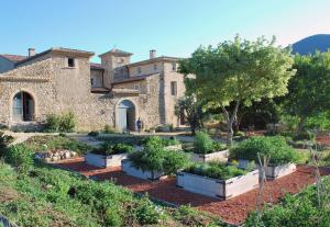 une maison avec un jardin en face dans l'établissement Domaine de Provensol, à Venterol