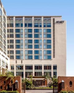 um grande edifício de escritórios com muitas janelas em Hyatt Ahmedabad em Ahmedabad