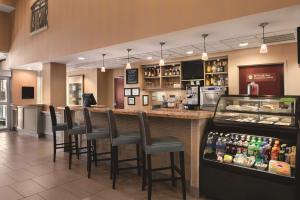 un bar en un restaurante con taburetes en Hyatt Place College Station, en College Station