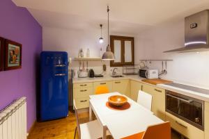 ログローニョにあるCasa Malvasíaのキッチン(白いテーブル、青い冷蔵庫付)