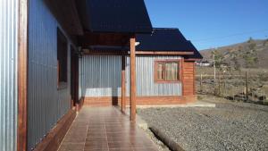 ein Haus mit einem Sonnendach an der Seite in der Unterkunft Casa Patagónica Los Frutales in El Calafate