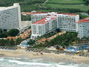 - une vue aérienne sur la plage et les bâtiments dans l'établissement Aca Suites Ixtapa, à Ixtapa