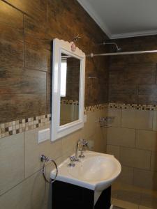 a bathroom with a sink and a mirror at Casa Patagónica El Calafate in El Calafate