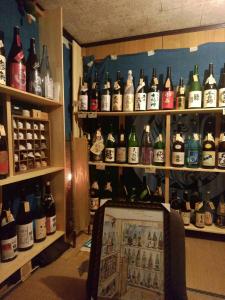 三好市にある昔暮らし体験宿 カジヤ祖谷浪漫亭の酒類のボトル入り部屋