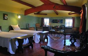 1 Schlafzimmer mit 2 Betten, einem Tisch und Stühlen in der Unterkunft Domaine de Provensol in Venterol