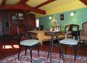 a dining room with a table and two chairs at Domaine de Provensol in Venterol