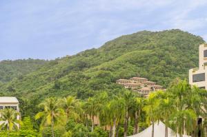 Afbeelding uit fotogalerij van Living Room Guesthouse & Cafe Bar in Karon Beach