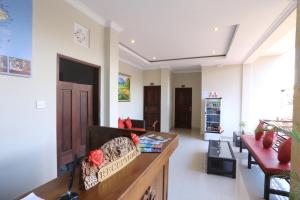 a living room with a couch and a table at Rama House in Ubud