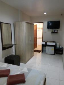 Μια τηλεόραση ή/και κέντρο ψυχαγωγίας στο Living Room Guesthouse & Cafe Bar