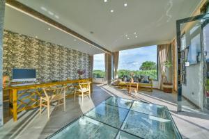 Yunshuo Dali Light luxury Guesthouse في دالي: صورة غرفة معيشة مع أرضية زجاجية