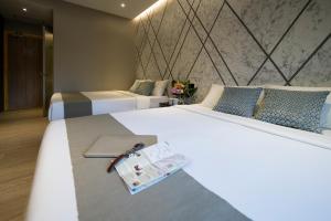 Hotel Mi Bencoolen房間的床