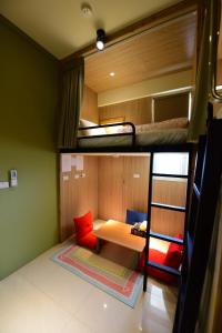 Двухъярусная кровать или двухъярусные кровати в номере K2 Hostel