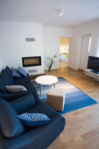 uma sala de estar com um sofá azul e uma mesa em Tamme Flint em Tartu