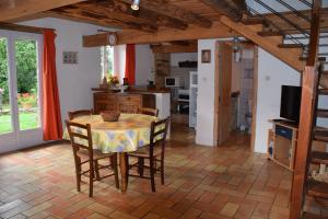 una cucina e una sala da pranzo con tavolo e sedie di Domaine de Malouziès a Fontiers-Cabardès