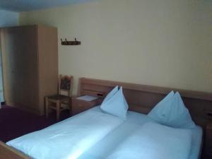 Postel nebo postele na pokoji v ubytování Hotel Ortlerhof + 6 fotografií