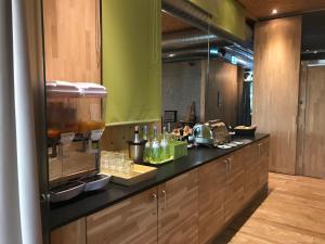 A kitchen or kitchenette at Hotel de l'Ecluse Superior 