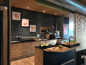 A kitchen or kitchenette at Hotel de l'Ecluse Superior 