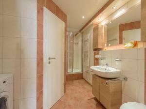 ein Badezimmer mit Waschbecken, Toilette und Dusche in der Unterkunft Meeresrauschen in Ostseebad Koserow