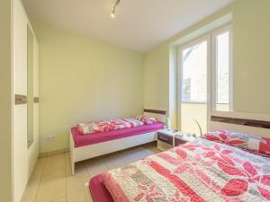 ein Schlafzimmer mit zwei Betten und einem Fenster in der Unterkunft Meeresrauschen in Ostseebad Koserow
