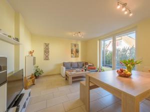 ein Wohnzimmer mit Tisch und Couch in der Unterkunft Meeresrauschen in Ostseebad Koserow
