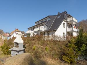 ein weißes Haus auf einem Hügel in der Unterkunft Meeresrauschen in Ostseebad Koserow