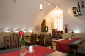 uma sala de jantar com uma mesa com uma rosa num vaso em Ferienappartements Oberstbergmeisteramt em Obervellach