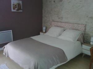 A bed or beds in a room at la Rosaliere