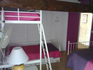 - une chambre avec des lits superposés et une échelle dans l'établissement la Rosaliere, à Chabournay